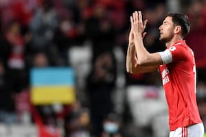 Roman Yaremchuk aplaude a los hinchas de Benfica... que lo aplauden a él