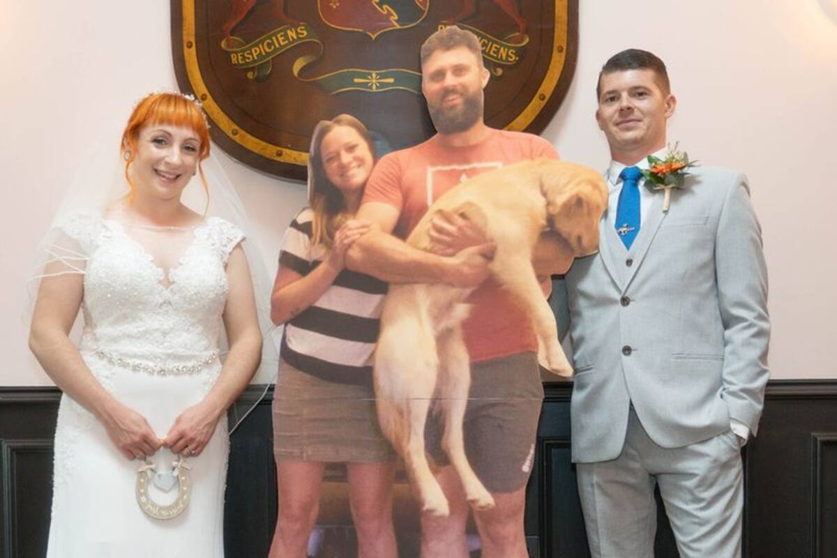 Romanée (34) y Sam Rondeau-Smith (30) junto a dos de sus mejores amigos convertidos en figuras de cartón (Hawaiian Shirt Photography)