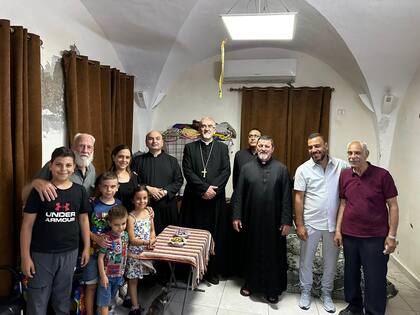 Romanelli junto a gente de la comunidad cristiana en su iglesia