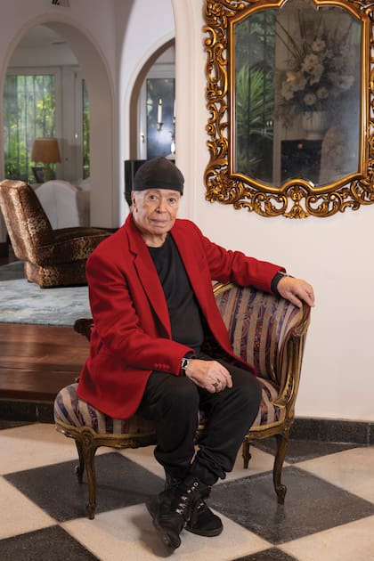 Romano descansa en un sillón que le regaló su gran amiga Susana Giménez. “Fueron cincuenta y dos años juntos. ¡Una vida!”, dice sobre la diva.