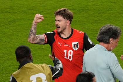 Romano Schmid festeja su gol ante Jordania