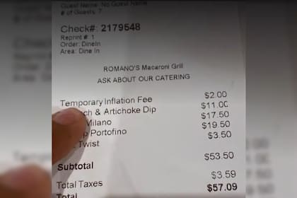 Romano's Macaroni Grill, en Orlando, Florida, cobra 2 dólares como un impuesto temporal de inflación (Crédito: CNBC)