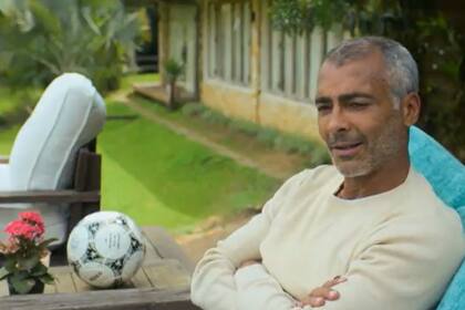 Romario abre las puertas de su casa para recrear su vida personal y deportiva en un documental; la pelota, siempre cerca.