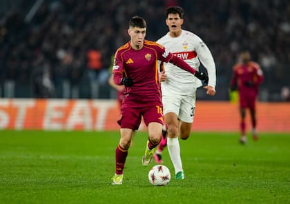 Matías Soulé lleva la pelota para la Roma durante el partido de la jornada 7 de la Europa League ante Stuttgart en el Estadio Olímpico