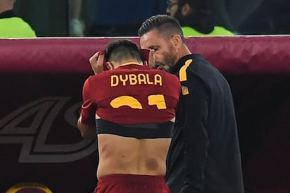 ROME, ITALY - OCTOBER 09: Paulo Dybala of AS Roma leaves the pitch due to injury during the Serie A match between AS Roma and US Lecce at Stadio Olimpico on October 09, 2022 in Rome, Italy. (Photo by Silvia Lore/Getty Images)