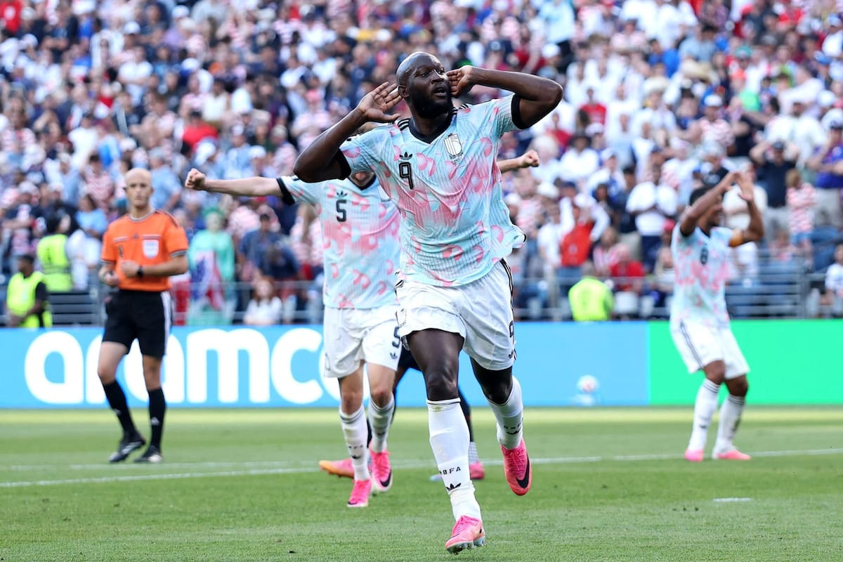 Romelu Lukaku, autor del cuarto gol, ensaya el festejo del "Topo Gigio"; Bélgica arrasó con Estados Unidos después de la polémica por Balogun (Photo by JAMIE SQUIRE / GETTY IMAGES NORTH AMERICA / Getty Images via AFP)