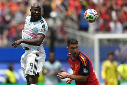 Romelu Lukaku cabecea ante Aymeric Laporte