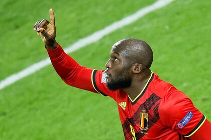 Romelu Lukaku de Bélgica celebra anotar el tercer gol de su equipo durante el partido de fútbol del Grupo B de la Liga de Naciones de la UEFA entre Bélgica y Dinamarca en el estadio King Power Den Dreef