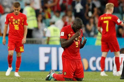 Romelu Lukaku de Bélgica reza al finalizar el partido que su equipo ganó ante Panamá
