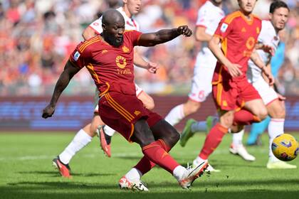 Romelu Lukaku de la Roma controla el balón en el encuentro ante Monza en la Serie A el domingo 22 de octubre del 2023. (Alfredo Falcone/LaPresse via AP)