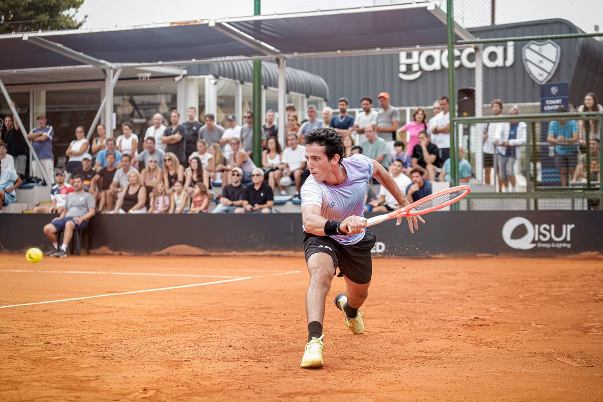 Romeo Arcuschin, jugando en mes pasado en el Challenger AAT de Tigre en Hacoaj, fue suspendido provisionalmente por dar positivo en un control antidopaje