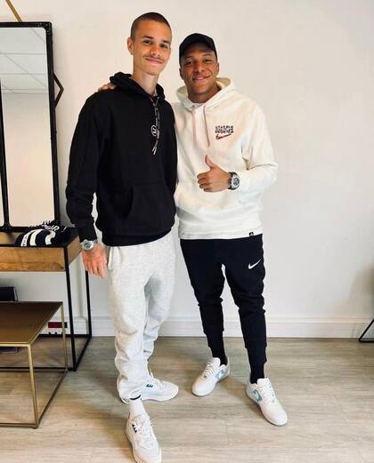 Romeo Beckham posó también junto a Mbappé