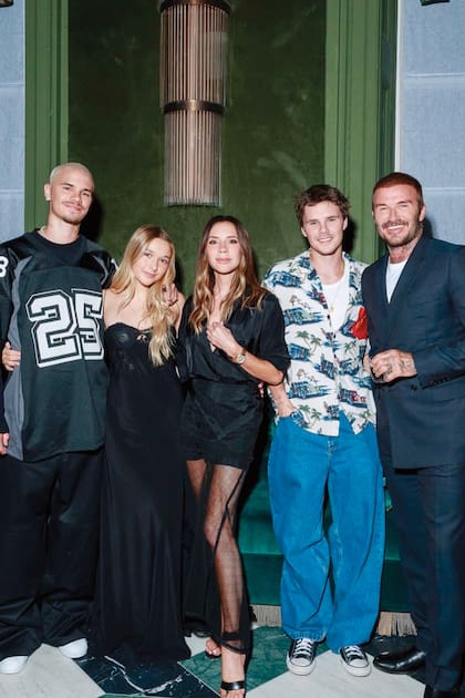 Romeo, en un posado que
muestra que los Beckham siguen
atravesados por la grieta.
De izquierda a derecha: Harper,
Victoria, Cruz y David. “Los amo a
todos”, escribió el cumpleañero
en sus redes y arrobó a todos
sus familiares, menos a su
hermano mayor, Brooklyn. Casado
con Nicola Peltz, el modelo y
fotógrafo ha estado ausente en
momentos clave de 2025: no
estuvo ni en el desfile de Victoria,
ni en los festejos por los 51 de la
diseñadora, ni en el cumpleaños
de 50 de David, ni en los 14 de
Harper (le mandó un saludo por
Instagram)