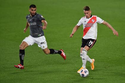 Romero conducción; el delantero de River busca escapar a la marca de Nathan