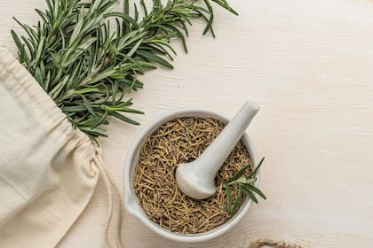 Romero en casa: el lugar ideal para atraer abundancia, según el Feng Shui