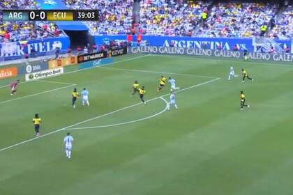 Romero engancha en la puerta del área y prepara el pase para la llegada de Di María por la izquierda