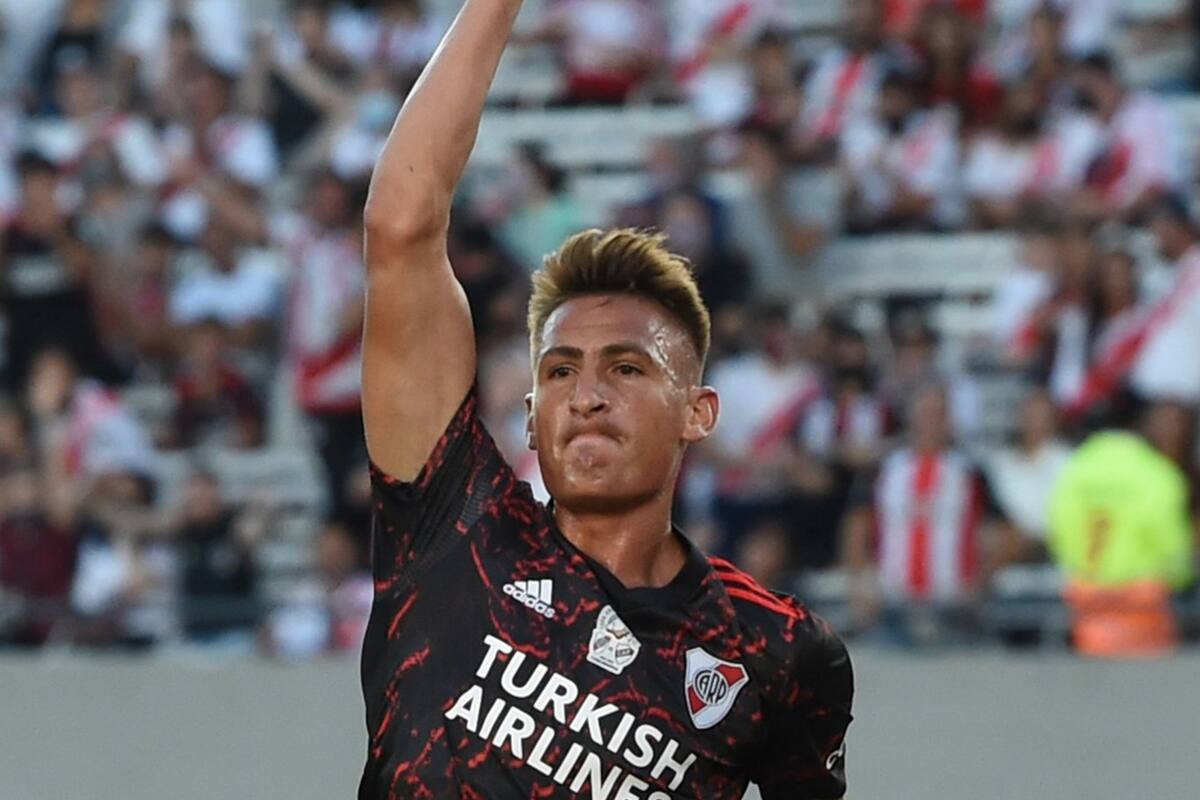 Romero festeja su gol tras tomar un despeje del arquero