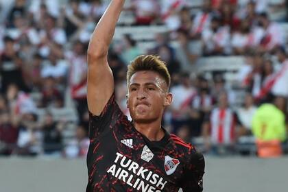 Romero festeja su gol tras tomar un despeje del arquero