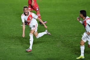 Romero festeja su golazo desde fuera del área; fue el 1-0 para River