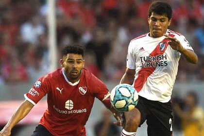 Romero (Independiente) pugna con Rojas (River), una escena de un partido de la Superliga, que discute cómo venderá sus transmisiones de TV al exterior.