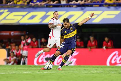 Romero ingresó y a él le cometieron el penal que Paredes cambió por gol