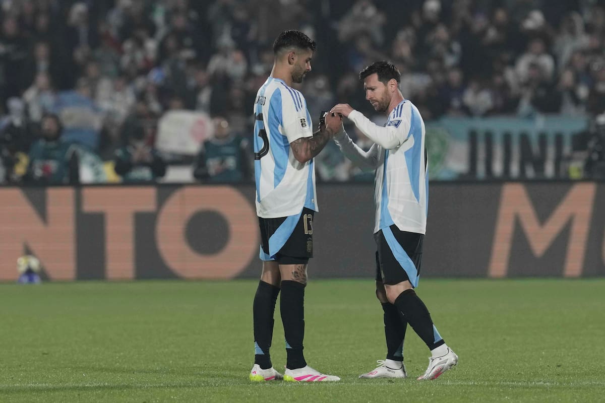 Romero le entrega el brazalete de capitán a Lionel Messi a los 13 minutos del segundo tiempo del partido entre Chile y Argentina, por las eliminatorias sudamericanas