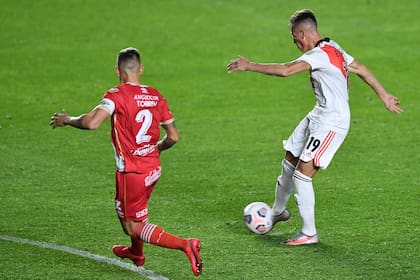 Romero se llena el pie derecho con la pelota: es el instante en que salió su remate, el del primer gol.