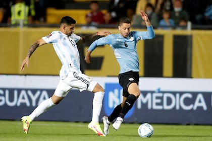 Romero va al cruce de Bentancur; el cordobés fue el defensor que más despejes completó (9) y ganó seis de los siete duelos individuales
