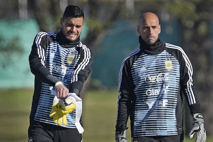 Romero y Caballero, durante una escena del martes. Sin Chiquito, el arquero de Chelsea parte con ventaja para ser titular en Rusia.