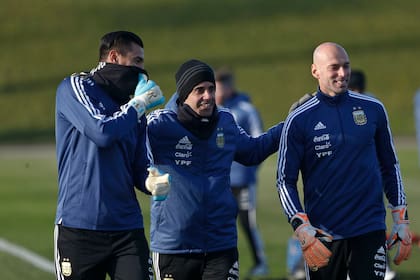 Romero y Caballero se ríen con Martín Tocalli, el entrenador de arqueros de la selección