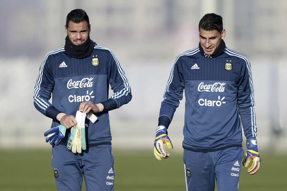 Romero y Guzmán, compañeros en la selección durante cuatro años, no volverán a cruzarse: el arquero del United quedó desafectado y Sampaoli llamó en su lugar al Nº 1 de Tigres