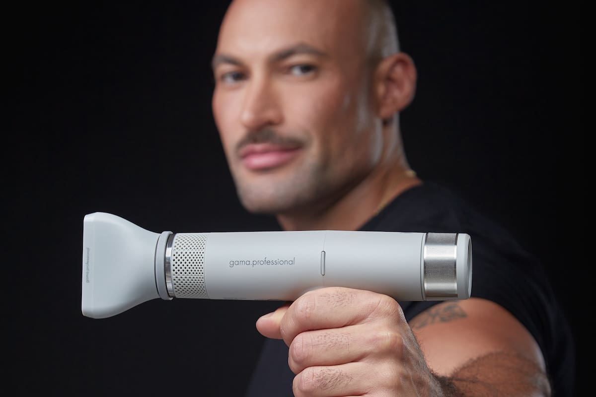 Romeu Felipe con el IQ Perfetto el secador ultraliviano de la marca, que con un motor de 110.000 revoluciones, seca el cabello a una velocidad increíble.