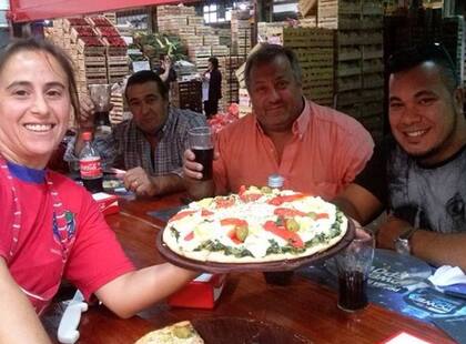 Pato y algunos habitués de la barra. La pizza es otra especialidad.