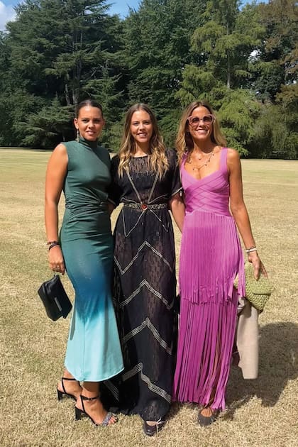 Romina Bianchi (viuda de Rafael Pando Soldati) junto a sus hijas Flor y Juana Pando, que son primas hermanas de la novia.