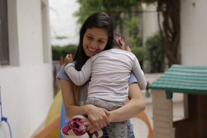 Romina Cuello abraza a su hija Luz (3), antes de dejarla en el jardín de Jakairá