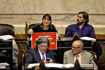 Nicolás Del Caño reclama por los despidos y pide reabrir el Congreso para sesionar