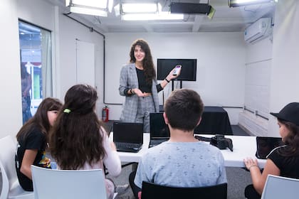 Romina Dinamita, una youtuber que les da clases a los chicos