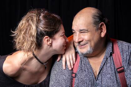 Romina Gaetani junto a Roly Serrano hacen la obra a Dos Velas, ahora vía streaming