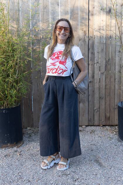 Romina Polnoroff, creadora de MamaSana con una remera estampada y pantalones de tiro alto