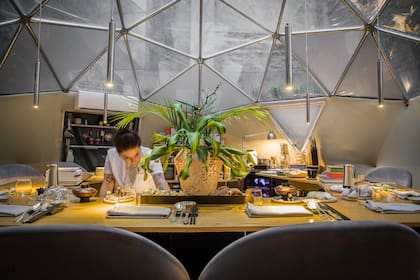 Romina Roux es cocinera pero también diseñadora de interiores. La barra circular de su restaurant es un diseño propio.