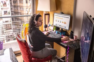 Romina Sejas, quien trabajó como camarera y en telemercadeo, se gana la vida como consultora de criptomonedas y enseñando talleres sobre monedas digitales
