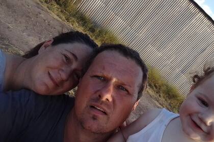 Romina Selva y Gabriel Testa, junto a su pequeña hija, María Belén, en el establecimiento donde llevan adelante el emprendimiento avícola