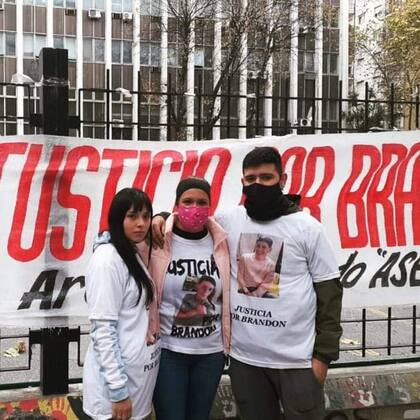 Romina Vergara pide justicia por la muerte de su hijo Brandon, acompañada por los hermanos de la víctima, Agustina y Aron