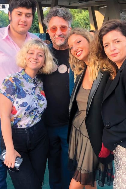 Romina y Fito Páez, junto a las dos hijas mayores de la actriz, Valentina y Margarita (Páez) y Martín, hijo del músico y Cecilia Roth.