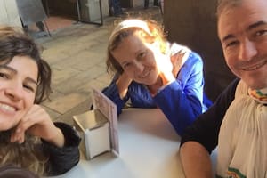 Romina y Galo, con su madre, la escritora Liliana Bodoc, que murió en 2018