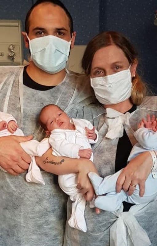 Romina y Paulo en neonatología con sus trillizos prematuros