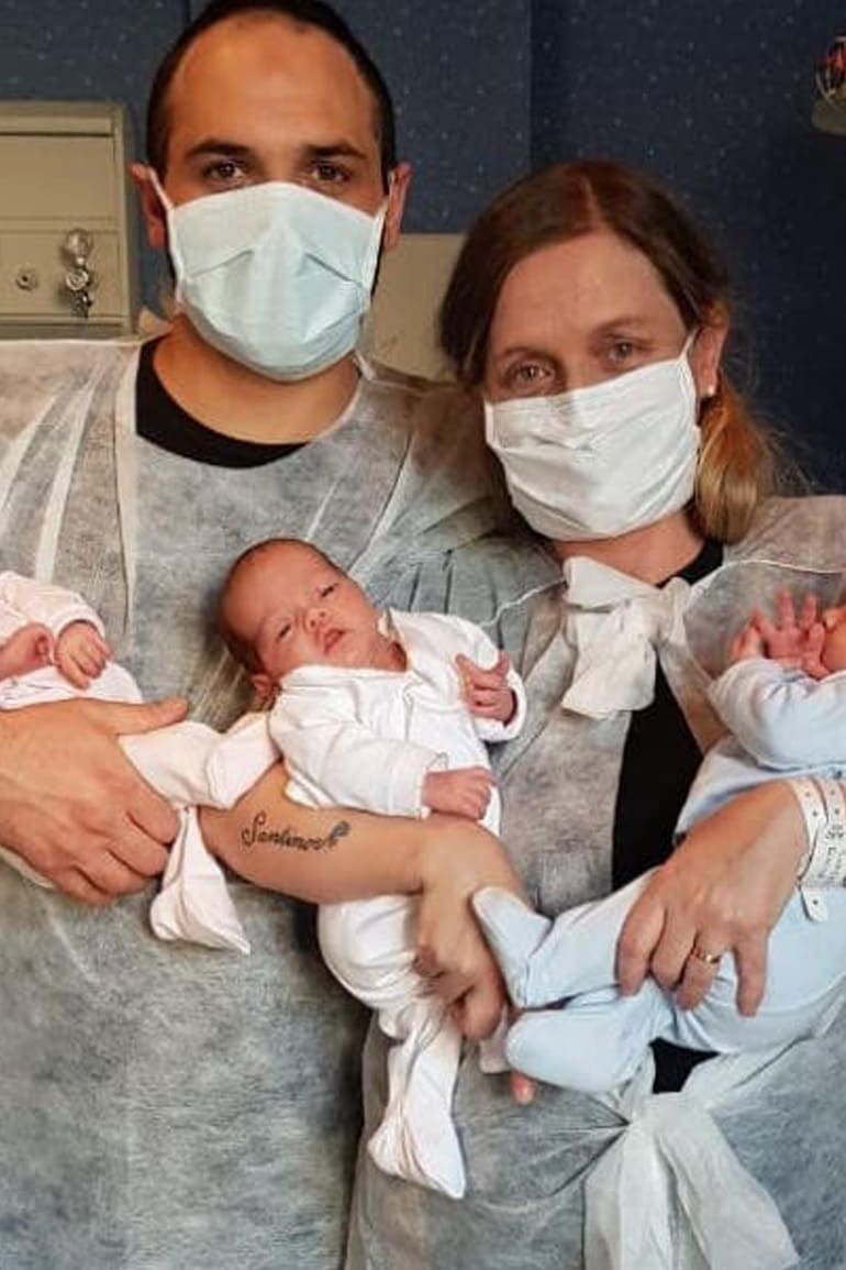 Romina y Paulo en neonatología con sus trillizos prematuros