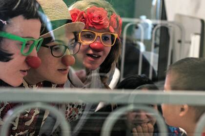 Rompen con la rutina médica y ayudan a acortar los tiempos de los tratamientos, humanizando la espera; la invaluable labor de los voluntarios que se dedican a visitar a niños y adultos internados