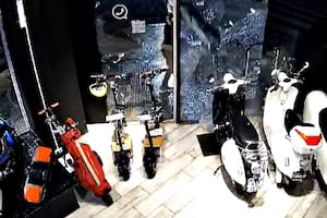 Rompieron el vidrio y robaron un concesionario de motos