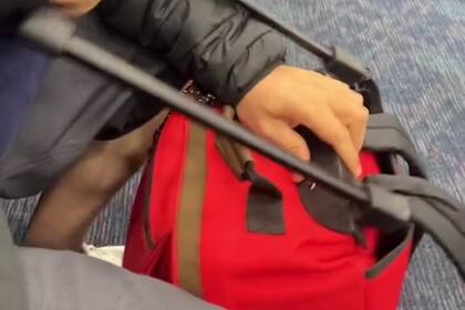 Rompió la manija de su valija para evitar pagar 60 dólares